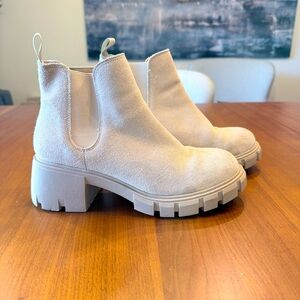 Steve Madden Howler Cream Suede Leather Slip on Chelsea Booties Lug Soles sz 7.5
